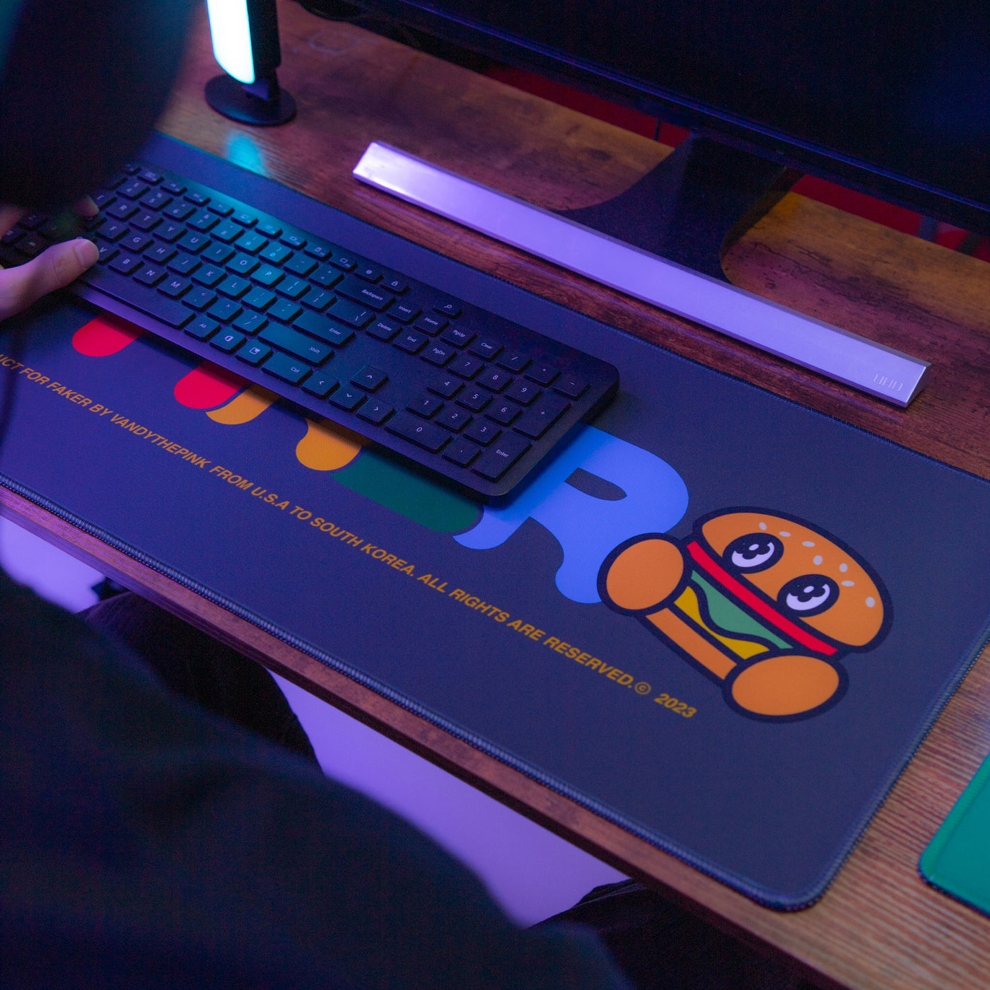 FAKER X VANDYTHEPINK] Desk Mat – T1 Shop
